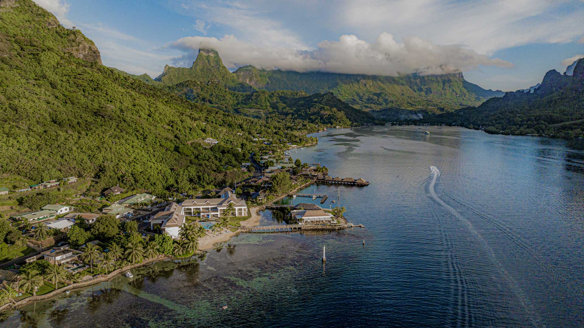 Hotel Cook's Bay Resort & Suite
